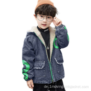 Jungen mit Fleece-Jeansjacke